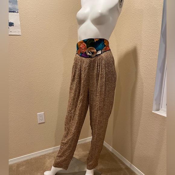 Stylish Women's Patterned Pants - Picture 6 of 7